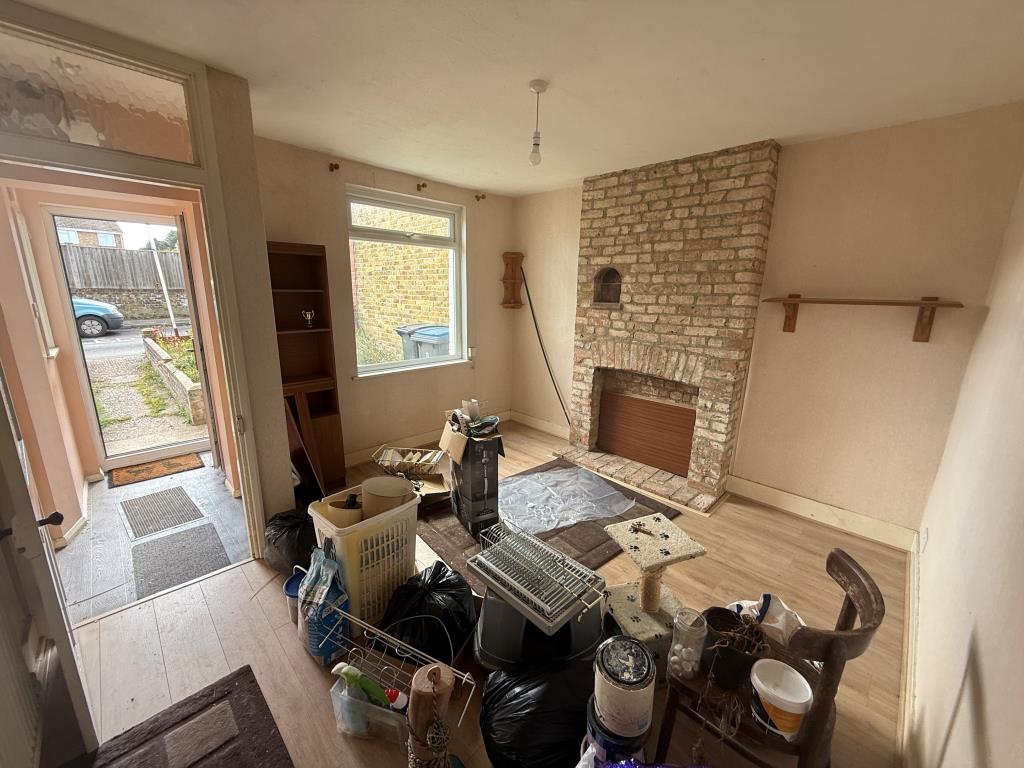 Lot: 71 - FREEHOLD TWO-BEDROOM TERRACE HOUSE - Front Room